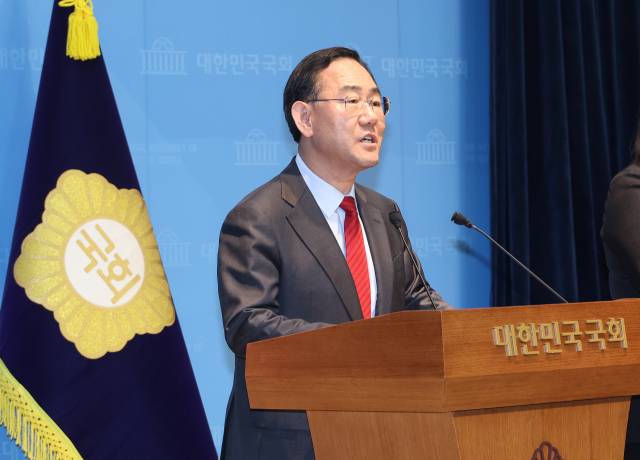 6·3 지방선거를 앞두고 국민의힘 대구시장 후보 경선에서 컷오프(공천 배제)된 6선 주호영 의원이 8일 국회 소통관에서 기자회견을 열고 있다. 연합뉴스