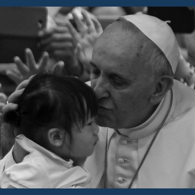 프란치스코 교황 선종 1주년을 기념하는 양종훈 사진가의 '교황님의 미소' 사진전이 예술의 도시 오스트리아 비엔나 툴립 아트 갤러리(Toolip Art Gallery)에서 4월 16일까지 열리고 있다. ⓒ 양종훈 사진가