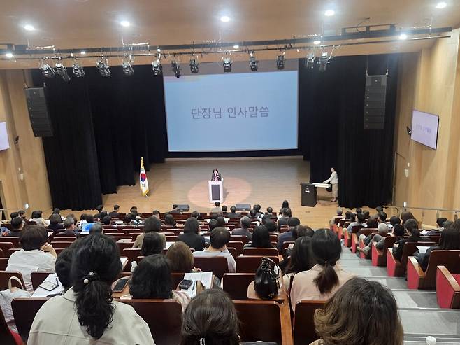 8일 진주 예술교육원 해봄에서 도내 임대형 민자사업(BTL) 학교 관계자 200여 명을 대상으로 연수를 진행하는 모습. 사진/경상남도교육청