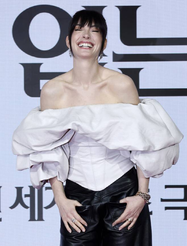 배우 앤 헤서웨이가 8일 서울 종로구 포시즌스 호텔에서 열린 영화 '악마는 프라다를 입는다2' 내한 기자간담회에서 포즈를 취하고 있다.(사진=뉴시스)