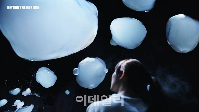 겹겹이 피어오르는 안개숲을 표현한 ‘비욘드 더 호라이즌’ (사진=파라다이스시티)