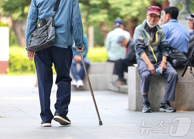 8일 보험업계에 따르면 지난해 11월 기준 치매·간병보험 초회보험료는 1365억 4800만 원으로 전년 동기 대비 54.5% 증가했다. 사진은 서울 종로구 탑골공원에서 어르신들이 휴식을 취하고 있다. 2025.5.27 ⓒ 뉴스1 김도우 기자