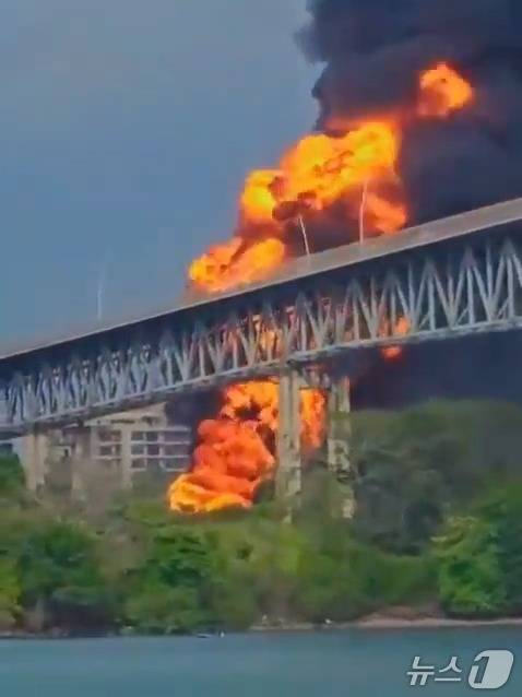 6일(현지시간) 파나마시티 서부 발보아 라보카 지역 아메리카스 대교 인근에서 대형 폭발 사고가 발생했다. X(엑스) 갈무리