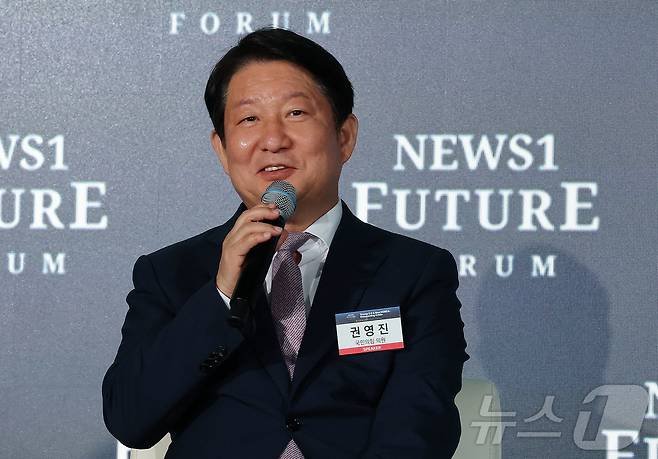 권영진 국민의힘 의원이 2025년 5월 7일 서울 여의도 페어몬트 호텔에서 열린 뉴스1 미래포럼에서 ‘대선 앞둔 극한 대립의 한국 정치, 회생방안’을 주제로 열린 토론에서 발언하고 있다. ‘트럼프 2.0과 新한국:위기 극복 해법 찾기’를 주제로 열린 이번 포럼은 뉴스1 주최로 열렸다. 2025.5.7 ⓒ 뉴스1 박세연 기자