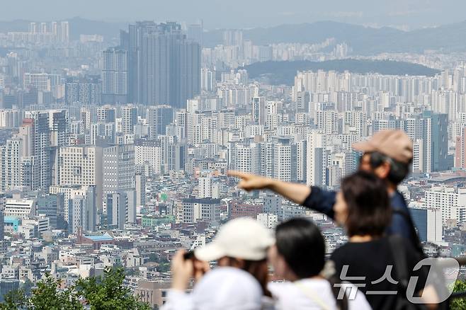 사진은 3일 서울 중구 남산에서 바라본 시내 아파트 단지 모습. 2025.6.3 ⓒ 뉴스1 민경석 기자