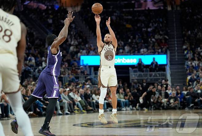 골든스테이트 워리어스 슈터 스테픈 커리가 8일(한국시간) 열린 2025-26 NBA 새크라멘토 킹스전에서 3점 슛을 시도하고 있다. ⓒ AFP=뉴스1