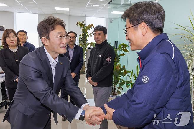 KT 박윤영 대표가 서부광역본부 토탈영업센터 사무실에서 직원들과 만나 인사를 하고 있다. (KT 제공)