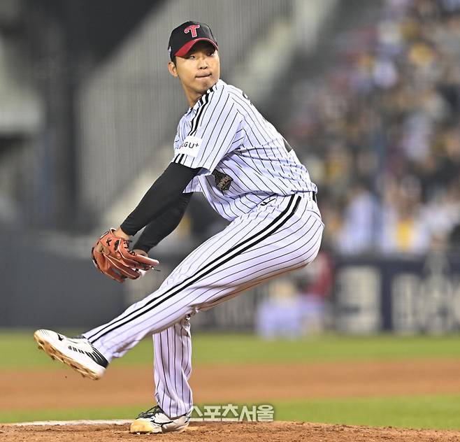 LG 투수 우강훈이 1일 서울 잠실구장에서 열린 2026 KBO리그 KIA전 8회 역투하고 있다. 잠실 | 최승섭기자 thunder@sportsseoul.com