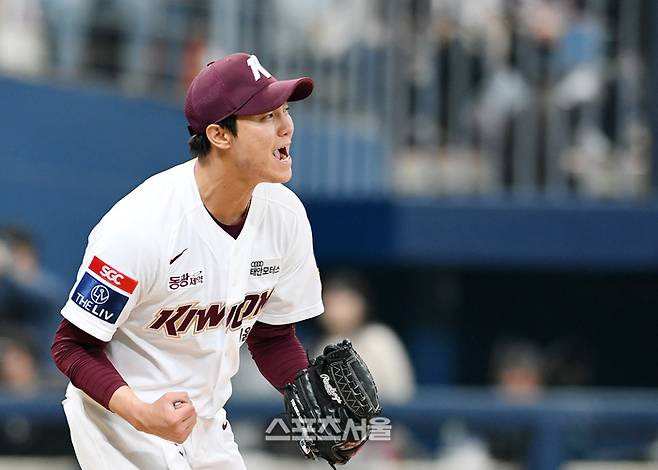 키움 안우진이 1일 고척스카이돔에서 열린 2023 KBO리그 한화와 개막전 6회초 1사 2루 상황에서 한화 최재훈을 삼진 아웃으로 잡아내면서 기뻐하고 있다. 고척 | 박진업기자 upandup@sportsseoul.com
