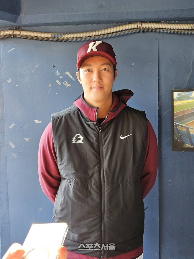 키움 안우진이 7일 서울 잠실구장에서 열린 2026 KBO리그 정규시즌 두산전에 앞서 불펜피칭을 한 후 취재진 인터뷰에 응하고 있다. 잠실 | 강윤식 기자 skywalker@sportsseoul.com