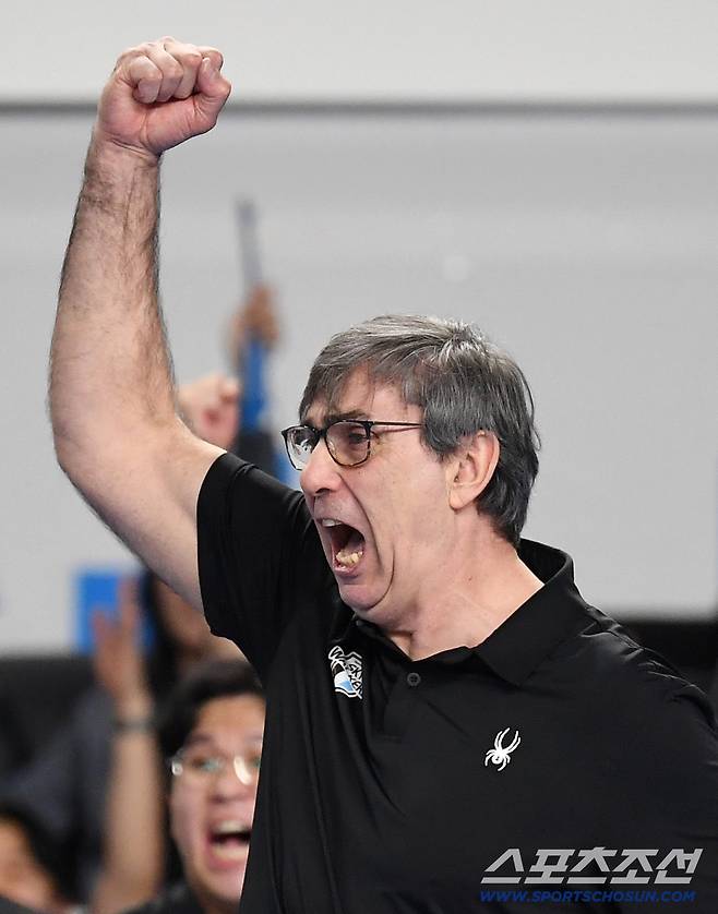 8일 천안 유관순체육관에서 열린 배구 V리그 남자부 챔피언결정전 4차전 현대캐피탈과 대한항공의 경기. 짜릿한 득점에 환호하는 현대캐피탈 블랑 감독. 천안=송정헌 기자songs@sportschosun.com/2026.04.08/