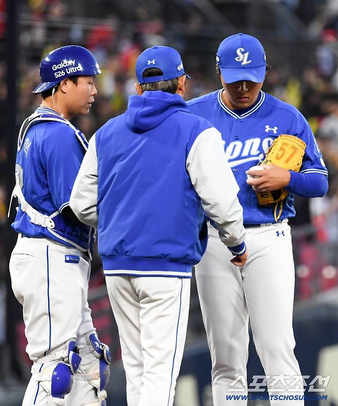 8일 광주 기아챔피언스필드에서 열린 KIA와 삼성의 경기. 삼성 최일언 코치가 마운드를 찾아 선발 이승현을 격려하고 있다. 광주=박재만 기자 pjm@sportschosun.com/2026.04.08/
