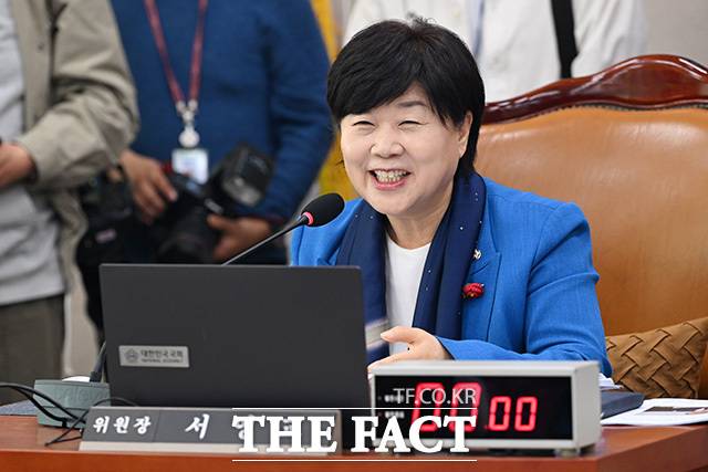 첫 법사위 전체회의 주재하며 발언하는 서영교 신임 법사위원장.