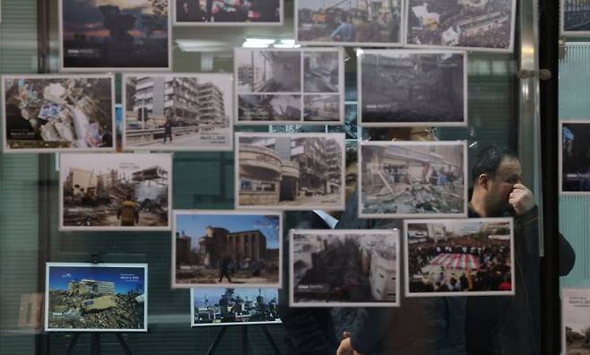 지난 3월 서울 용산구 한남동 주한이란대사관 벽에 이란 상황을 알리는 현지 사진들이 게시돼 있다. 연합뉴스