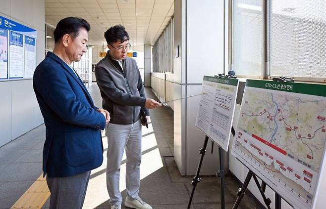 김동근 의정부시장이 8일 의정부역 일대에서 수도권광역급행철도(GTX)-C 의정부역 사업 예정지에 대한 현장 점검을 실시하고 있다. 의정부시 제공