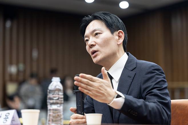 '쌍방울 대북 송금' 사건을 수사했던 박상용 검사가 7일 서울 여의도 국회에서 국민의힘 '윤석열정권 정치검찰 조작기소 의혹사건 진상규명' 국정조사특별위원회 위원단 주최로 열린 더불어민주당의 공소취소·재판조작 진상규명 청문회에 증인으로 출석해 의원 질의에 답변하고 있다./뉴스1