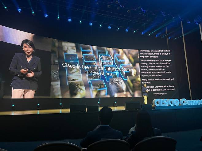 8일 서울 강남구 코엑스에서 열린 ‘시스코 커넥트 2026 코리아’ 무대에서 최지희 시스코코리아 대표가 환영 인사를 하고 있다. /김성민 기자