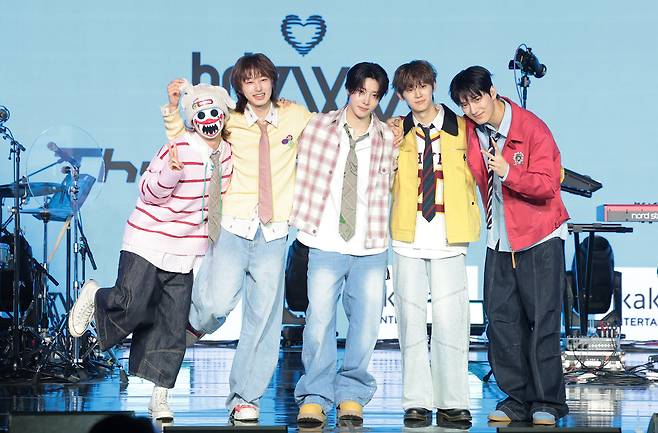 밴드 하츠웨이브(hrtz.wav) 하기와(왼쪽부터)와 케이텐, 리안, 윤영준, 데인이 8일 서울 마포구 문화비축기지에서 열린 첫 번째 미니앨범 ‘The First Wave(더 퍼스트 웨이브)’ 발매 쇼케이스에서 포즈를 취하고 있다. /뉴스1 권현진 기자