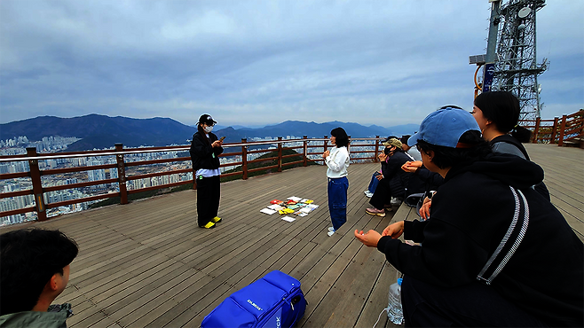 봄날, 우리는 서점이 아닌 황령산 정상에서 바다를 바라보며 책을 나누고 편지를 주고받았다. /오성은 소설가·세명대 교수