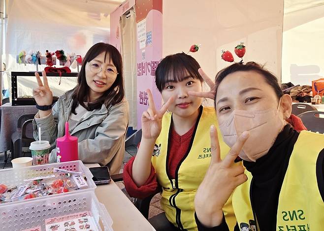 논산시 홍보협력실이 기획한 감각적인 SNS 홍보 전략이 2026 논산딸기축제 흥행의 결정적 동력으로 작용하며 주목 받고 있다.(왼쪽부터 정견자 논산시 홍보협력실 뉴미디어홍보팀장, SNS서포터즈 배효진 씨, 공미정 씨) 정종만 기자