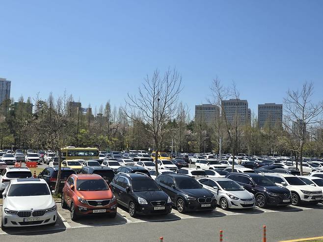 공공기관 차량 2부제가 시행된 8일 오전 대전 둔산대공원 주차장 모습. 이성현 기자