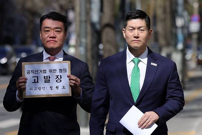 김재섭(오른쪽) 국민의힘 의원이 7일 오전 서울 종로구 서울경찰청 민원실 앞에서 정원오 더불어민주당 서울시장 예비후보의 공직선거법 위반 혐의로 고발장 접수를 위해 이동하고 있다. ⓒ 뉴시스