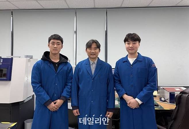 (왼쪽부터)KAIST 김연규 박사과정, 홍승범 교수, 박건우 석·박사통합과정.ⓒKAIST
