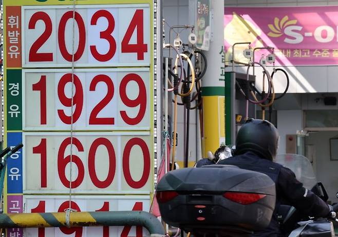 중동 전쟁 여파로 국내 휘발유·경유 가격 상승세가 계속된 5일 오후 서울 중구의 한 주유소 휘발유·경유 가격이 1900원을 넘기고 있다.ⓒ뉴시스