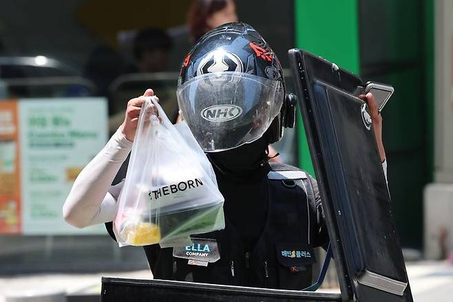 서울 시내 식당가에서 배달라이더들이 음식을 배달하고 있다.ⓒ뉴시스