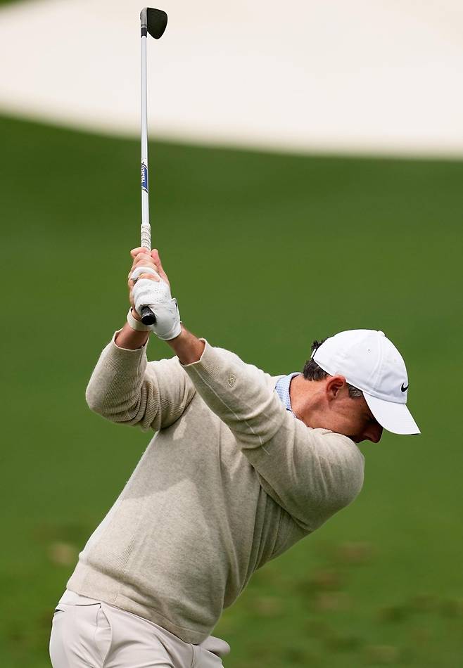 ‘골프 황제’ 타이거 우즈 이후 24년 만에 마스터스 2연패 도전에 나서는 남자 골프 세계랭킹 2위 로리 매킬로이가 7일 미국 조지아주 오거스타 내셔널 골프클럽에서 연습 라운드를 통해 샷 점검을 하고 있다. 제90회를 맞는 올해 마스터스는 9일 개막한다. 오거스타=AP 뉴시스