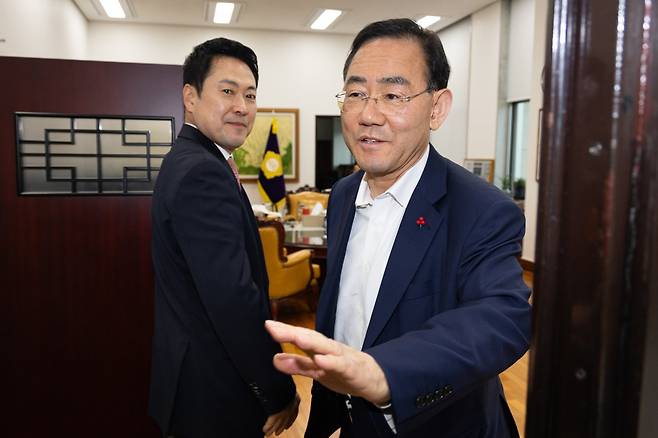 대구시장 경선에서 컷오프 된 주호영 국회부의장과 장동혁 국민의힘 대표가 지난달 31일 서울 여의도 국회에서 면담을 위해 부의장실로 들어서고 있다. 2026.3.31 뉴스1