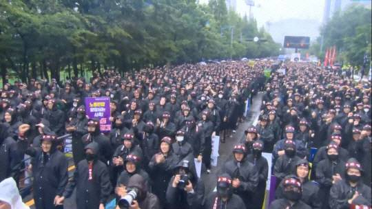 전국삼성전자노동조합(이하 전삼노)이 지난 2024년 삼성 화성사업장에서 총파업 결의대회를 열고 있다. 전삼도 유튜브 채널 캡쳐.