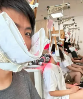 중국에서 목 통증을 덜기 위한 방법이라며 나무나 구조물에 목을 걸고 몸을 띄우는 이른바 '목 견인 운동'이 젊은 세대 사이에서 확산되며 우려를 낳고 있다. 사진=SCMP