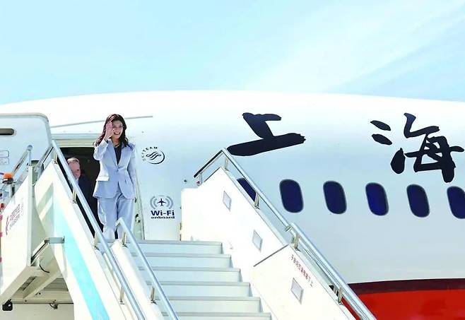 친중 성향의 대만 국민당 정리원 주석이 7일 중국 상하이에 도착해 환영 인사들에게 손을 흔들어 인사하고 있다.신화통신뉴시스