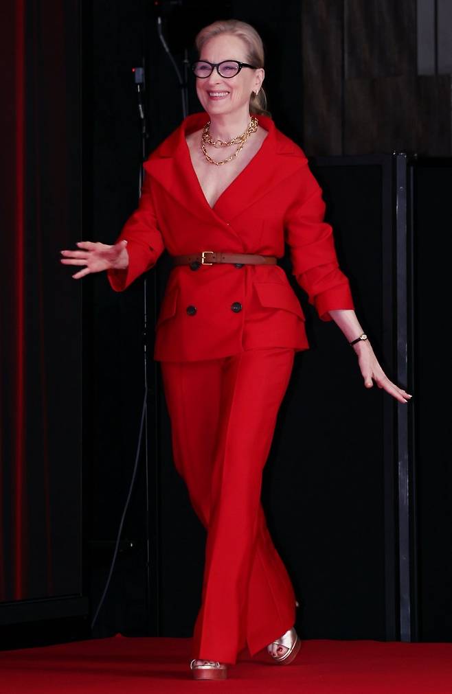 영화 '악마는 프라다를 입는다 2' 기자간담회가 열린 8일 서울 종로구 포시즌스호텔에서 배우 메릴 스트리프가 무대에 오르고 있다. 연합뉴스