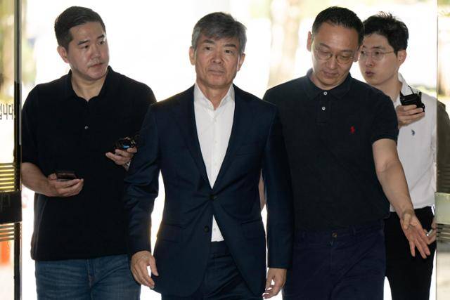 이종호 전 블랙펄인베스트먼트 대표가 지난해 8월 5일 서울 서초구 서울중앙지법에서 열린 영장실질심사(구속 전 피의자 심문)를 받기 위해 출석하고 있다. 박시몬 기자