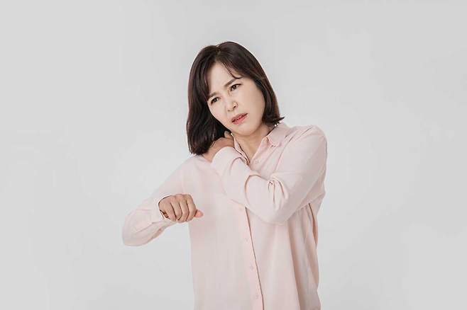 부상이나 어깨질환이 없는데 오른쪽 어깨에 방사통이 느껴진다면 간암을 의심해 볼 수 있다./사진=클립아트코리아