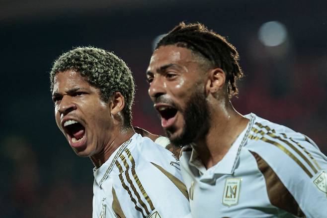 LAFC 다비드 마르티네스(왼쪽)와 드니 부앙가. 사진=AFP 연합뉴스