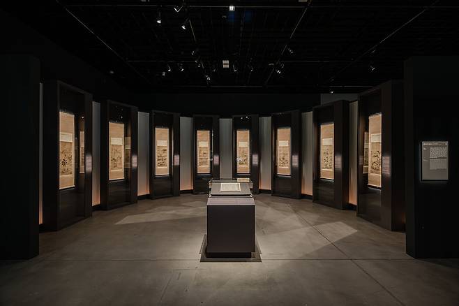 대구간송미술관은 추사 김정희 탄신 240주년을 기념해 기획전 《추사의 그림 수업》을 4월 7일(화)부터 7월 5일(일)까지 개최한다. 사진은 2부, ‘1849년, 추사의 그림 수업‘에서 전시 중인 『예림갑을록』과 《팔인수묵산수도》ⓒ대구간송미술관. 사진 대구간송미술관