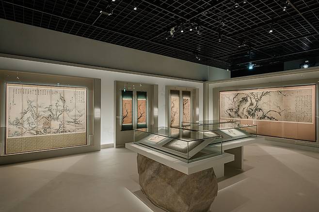 대구간송미술관은 추사 김정희 탄신 240주년을 기념해 기획전 《추사의 그림 수업》을 4월 7일(화)부터 7월 5일(일)까지 개최한다. 사진은 4부, ‘추사의 향기 매화에 깃들다’ 전시장 전경 ⓒ대구간송미술관. 사진 대구간송미술관