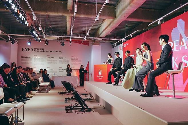 레페리가 개최한 ‘KYEA’ 중 레페리 소속 크리에이터인 ‘레오제이’, ‘민스코’, ‘아랑’ 등 한국 뷰티 크리에이터와 일본의 유명 뷰티 크리에이터인 ‘히로’ 등이 패널로 참여한 ‘크리에이터 토크쇼’가 진행되었다. (사진 제공=레페리)
