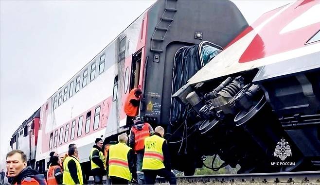 < 엎어진 러 철도 > 지난 3일 러시아 모스크바에서 약 900㎞ 떨어진 울리야놉스크 지역에서 승객 412명을 태운 열차가 탈선해 7명이 부상했다. 구조대원들이 현장에서 사고를 수습하고 있다. 로이터연합뉴스