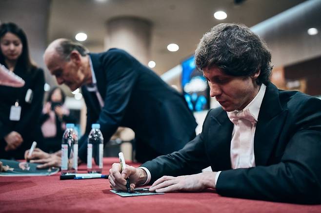 공연을 마친 뒤 팬들에게 직접 사인해주는 피아니스트 라파우 블레하츠와 지휘자 타카치-너지. ⓒSeoul Arts Center