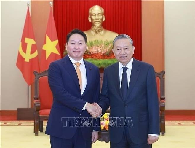최태원 SK그룹 회장이 2025년 2월 14일 베트남 또 럼 당서기장을 하노이 당 중앙위원회 본부에서 만나 기념사진을 촬영하고 있다. .사진=VNA 홈페이지 캡처