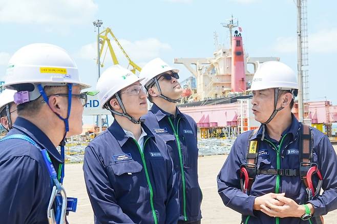 HD현대 정기선 회장이 3월 25일 베트남 중남부에 위치한 HD현대에코비나를 찾아 현장 설비와 안전 시설물을 점검하고 있다. 사진=HD현대
