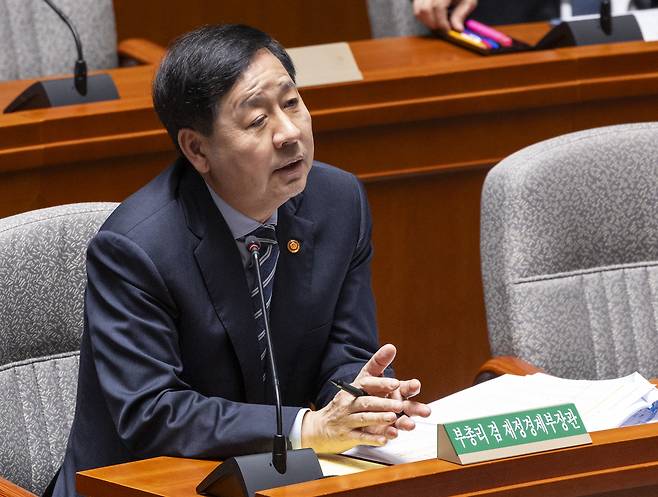 구윤철 부총리 겸 재정경제부 장관이 8일 국회에서 ‘전쟁 추경’ 심의를 위한 예산결산특별위원회 전체 회의에 참석해 질의에 답하고 있다. 연합뉴스