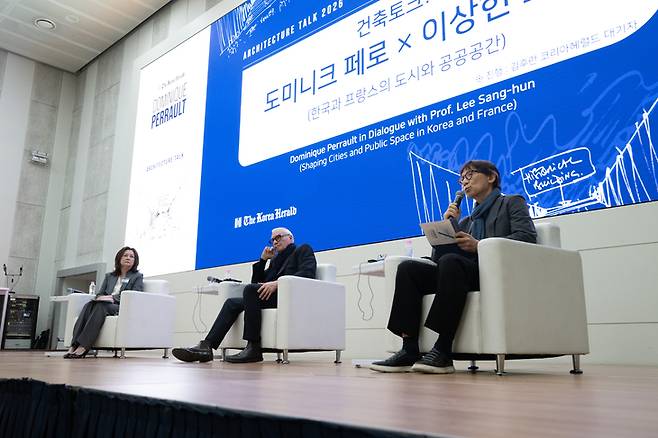 Moderated by Kim Hoo-ran (left), editor-at-large of The Korea Herald, Dominique Perrault (center) and Lee Sang-hun, emeritus professor of architecture at Konkuk University, take part in the discussion titled “Shaping Cities and Public Space in Korea and France,” at the 2026 Korea Herald Architecture Talk on Tuesday in Seoul. (Yoon Chang-bin/The Korea Herald)