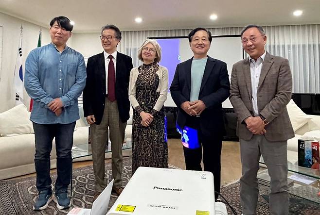 오른쪽부터 이병승 루마니아 명예영사, 한봉수 문학평론가, 에밀리아 가토 주한 이탈리아 대사, 정태남 이탈리아 건축사, 안토니오 심 셰프가 기념촬영을 하고 있다. /루마니아 명예영사관 제공