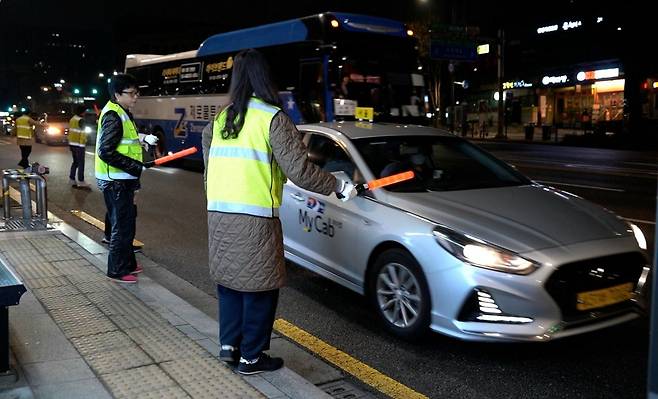 특별새벽부흥회 봉사자들이 8일 서울 서초구 사랑의교회 앞에서 교통 안내 봉사를 하고 있다. 교회 제공