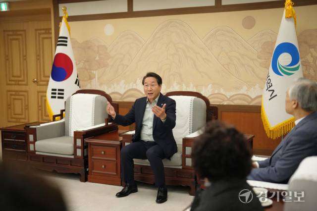 유정복 시장이 8일 시청 접견실에서 열린 시민사회와의 연석회의에서 “정치권이 시민의 마음을 헤아리지 않고 진영 논리로 인천공항 통폐합 문제를 잘못 판단한다면 시민들로부터 심판을 받을 것”이라고 말하고 있다. 이병기기자